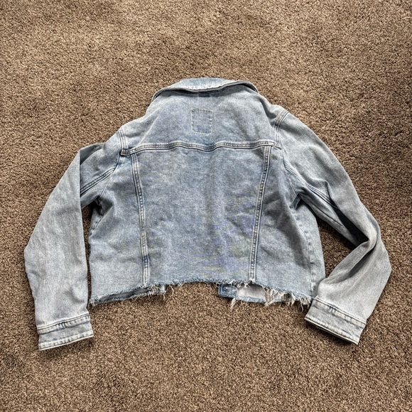 Hollister Women’s Xl but fits Large Light Wash Distressed Denim Jacket EUC - Picture 9 of 11